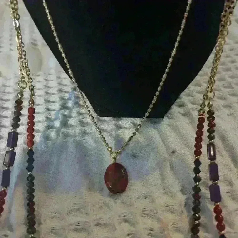 Preloved fashion necklace good condition gold tone multicolor red multi-layered - Picture 3 of 4